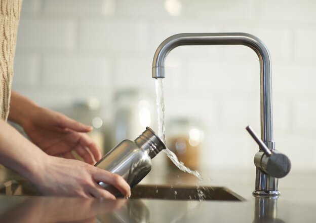 cleaning water bottle